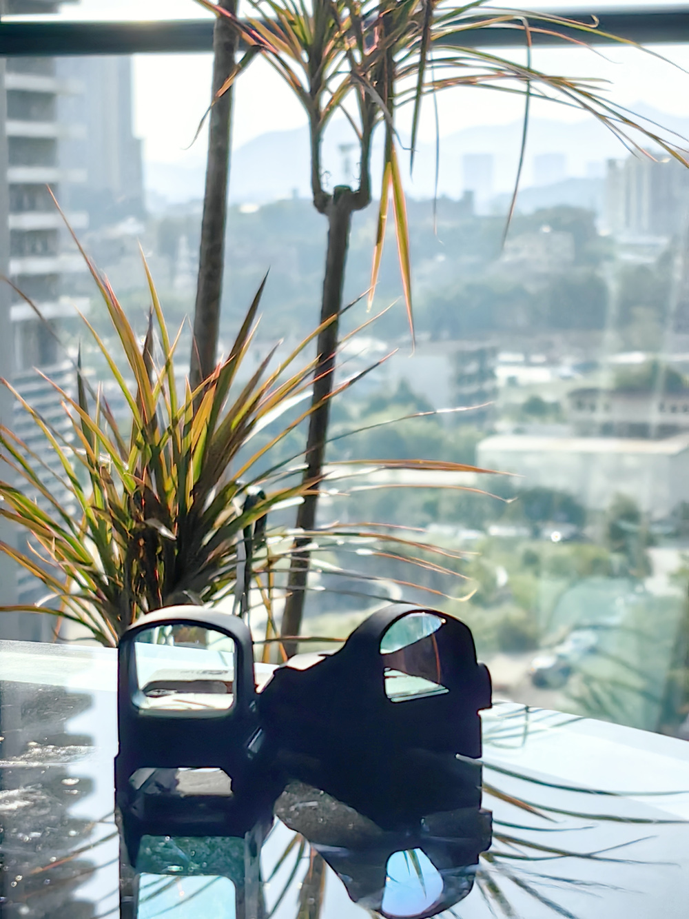 HK2-0135 Introduces the YSS red dot sight's accuracy, brightness adjustment, protection, ease of installation, and special offers to entice users to buy.