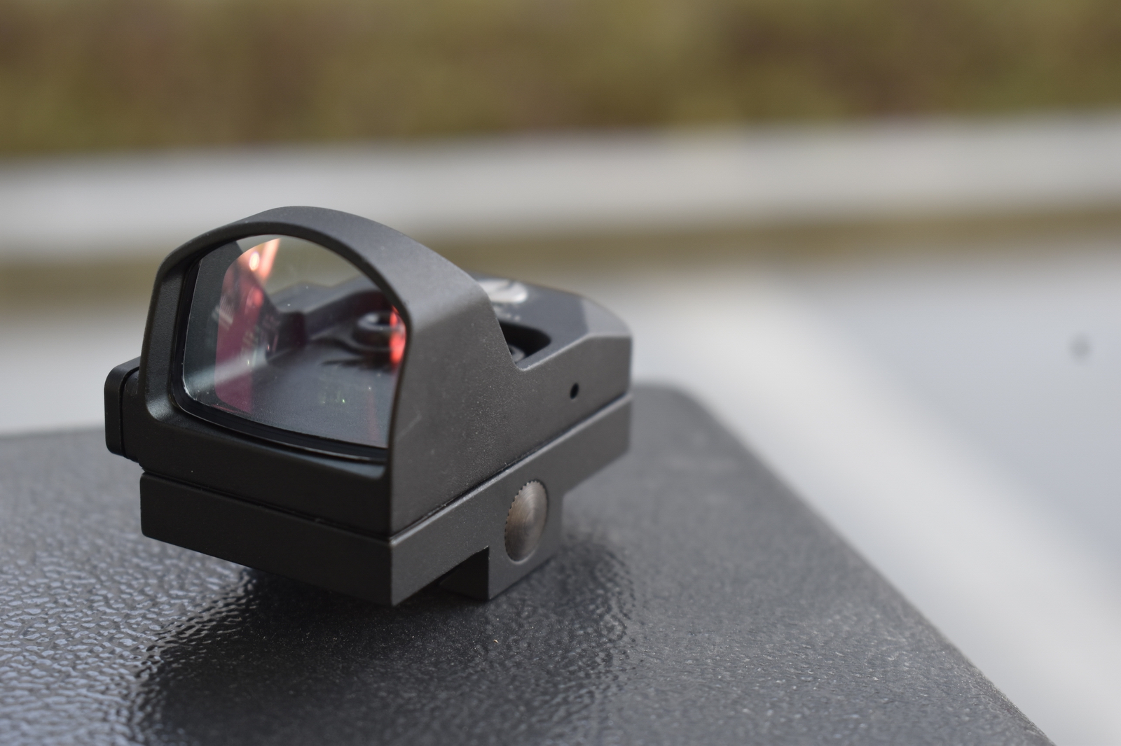 The copy focuses on the product's window advantages, universal adaptability, intelligent control functions, durability, and discount information to attract shooting enthusiasts to buy.