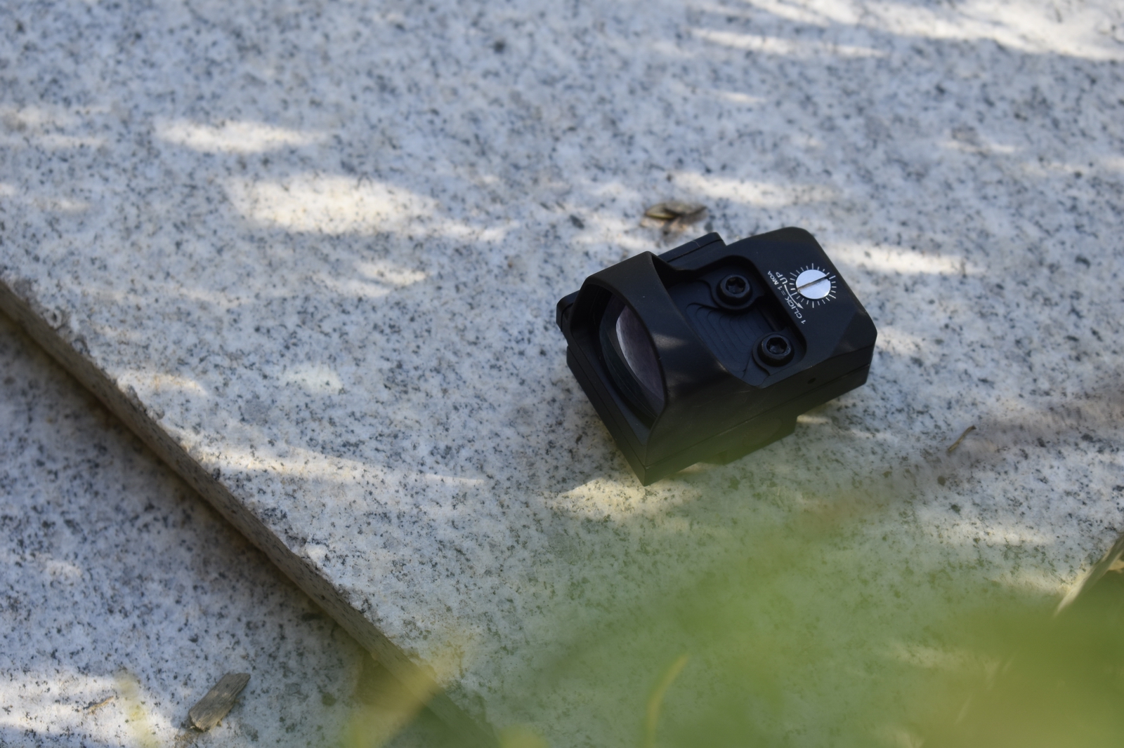 The advantages of the scope in terms of field of view, durability, compatibility, power management and accuracy are elaborated in detail, its functions are vividly described in combination with shooti...