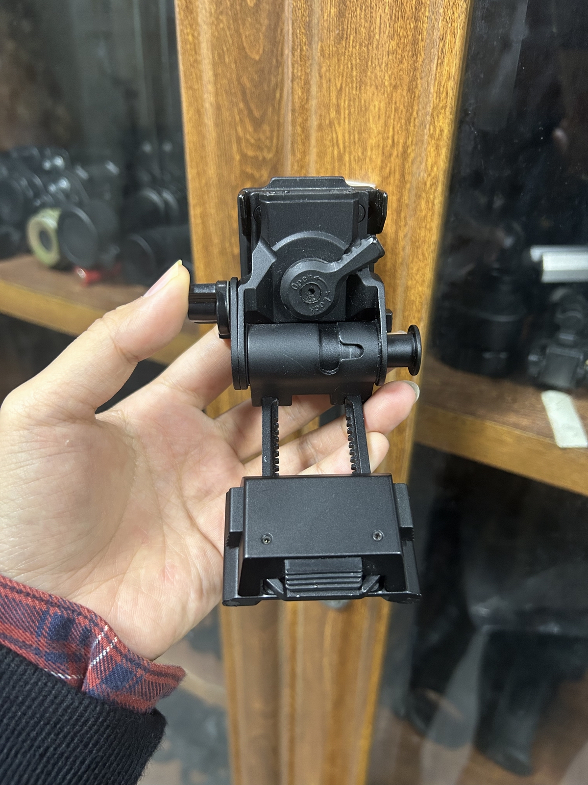This promotional copy details the features of the YSS L4 G24 helmet mount, including material, ease of installation, weight, compatibility, adjustability, safety and color. By emphasizing its applicab...