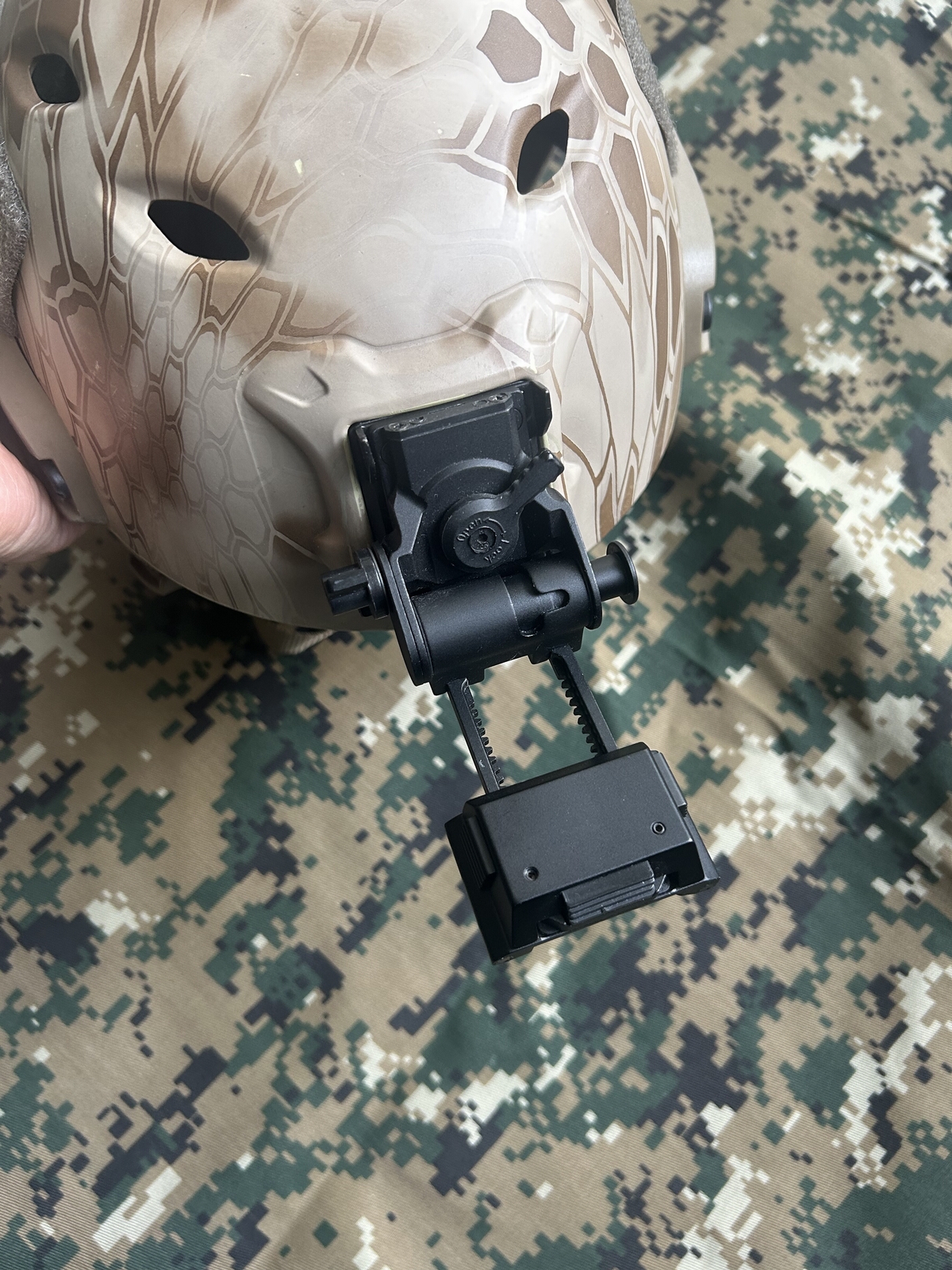 This promotion text centers on the features and advantages of YSS L4 G24 helmet mount, highlighting its material, ease of installation, weight, compatibility, adjustability, safety performance and app...