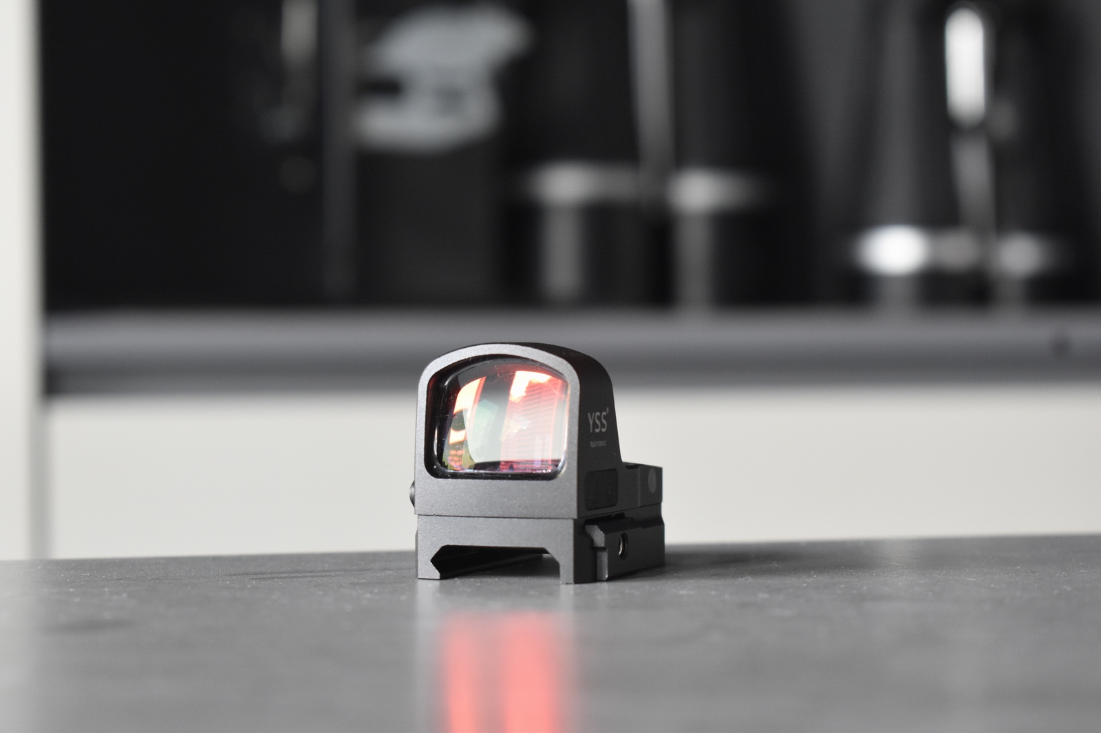Copy for the core audience opening eye-catching introduction of the product, around the scope accuracy, aiming speed, durability, optical performance, shock resistance and professional protection sell...