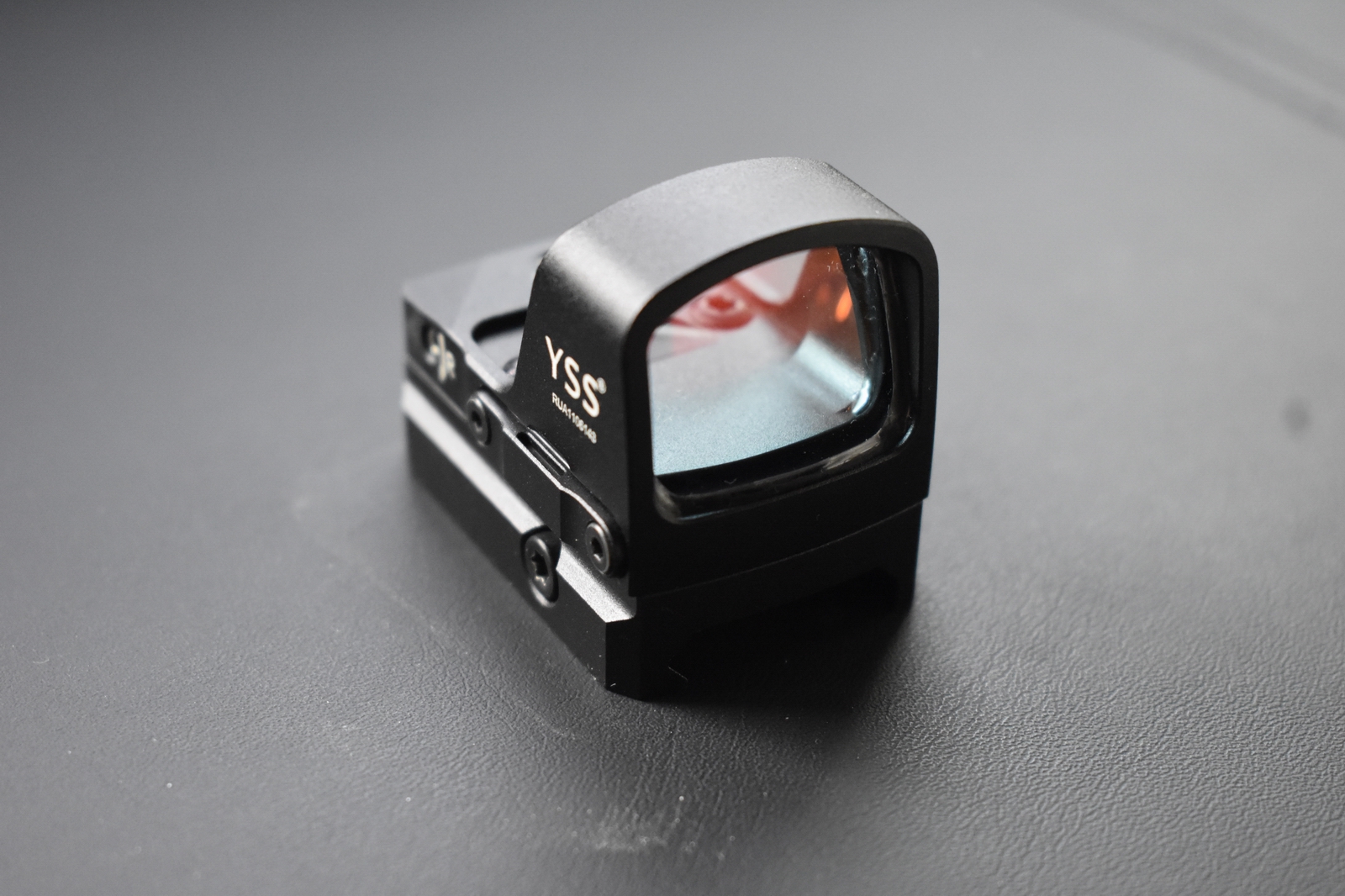 Introduce the product in an attractive tone for three types of shooting-related audiences, focusing on the six core highlights of the scope's accuracy, speed of aiming, durability, optical performance...