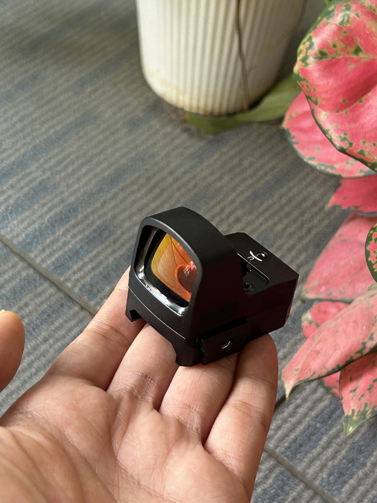 The opening paragraph attracts three types of core audience, focuses on key selling points such as scope accuracy, aiming speed, durability, optical performance, shock resistance and professional guar...