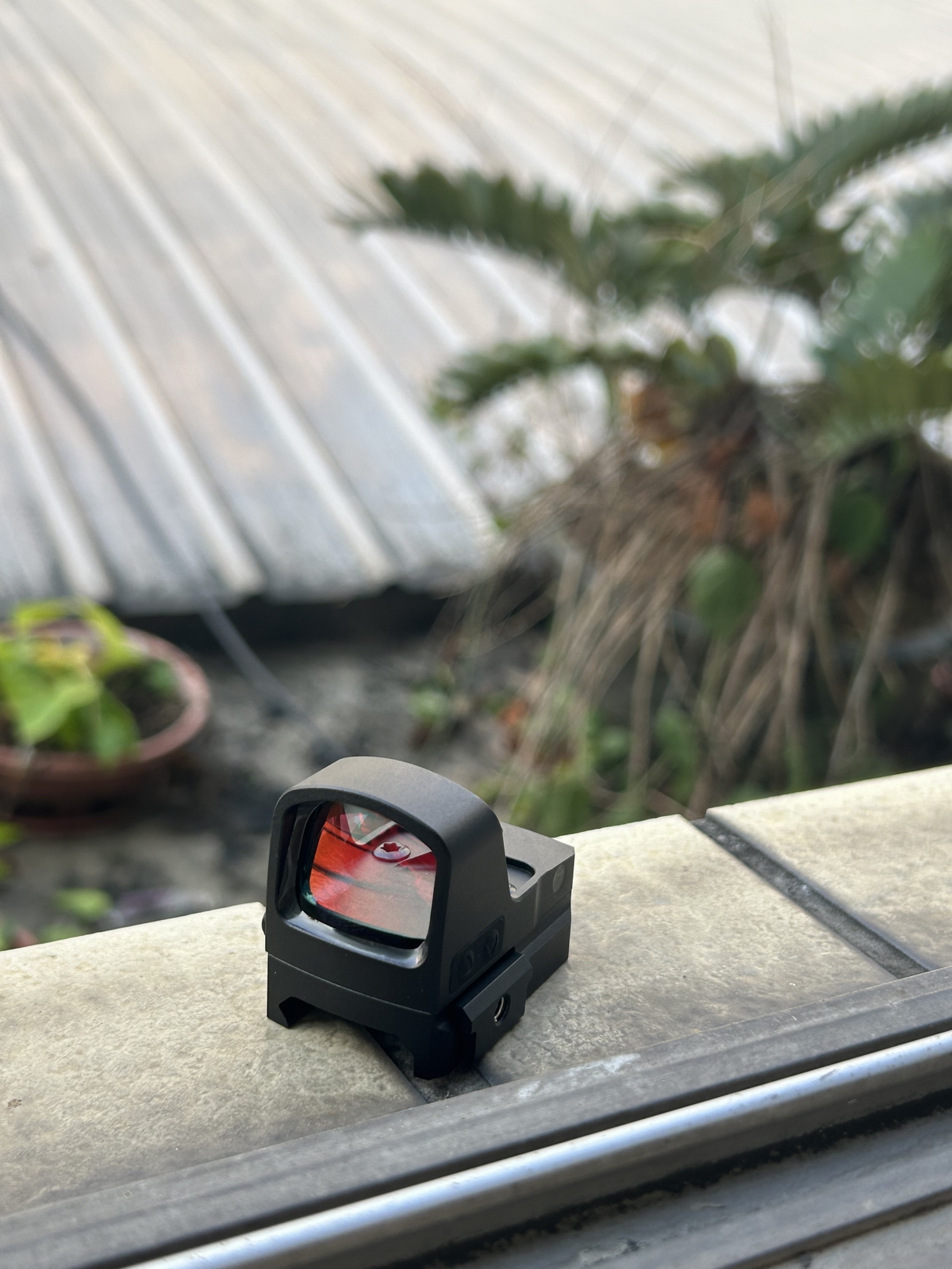 The copy opens with a very appealing introduction to the target audience, emphasizing the importance of the product to them. Then from the accuracy, aiming speed, durability, optical performance, seis...