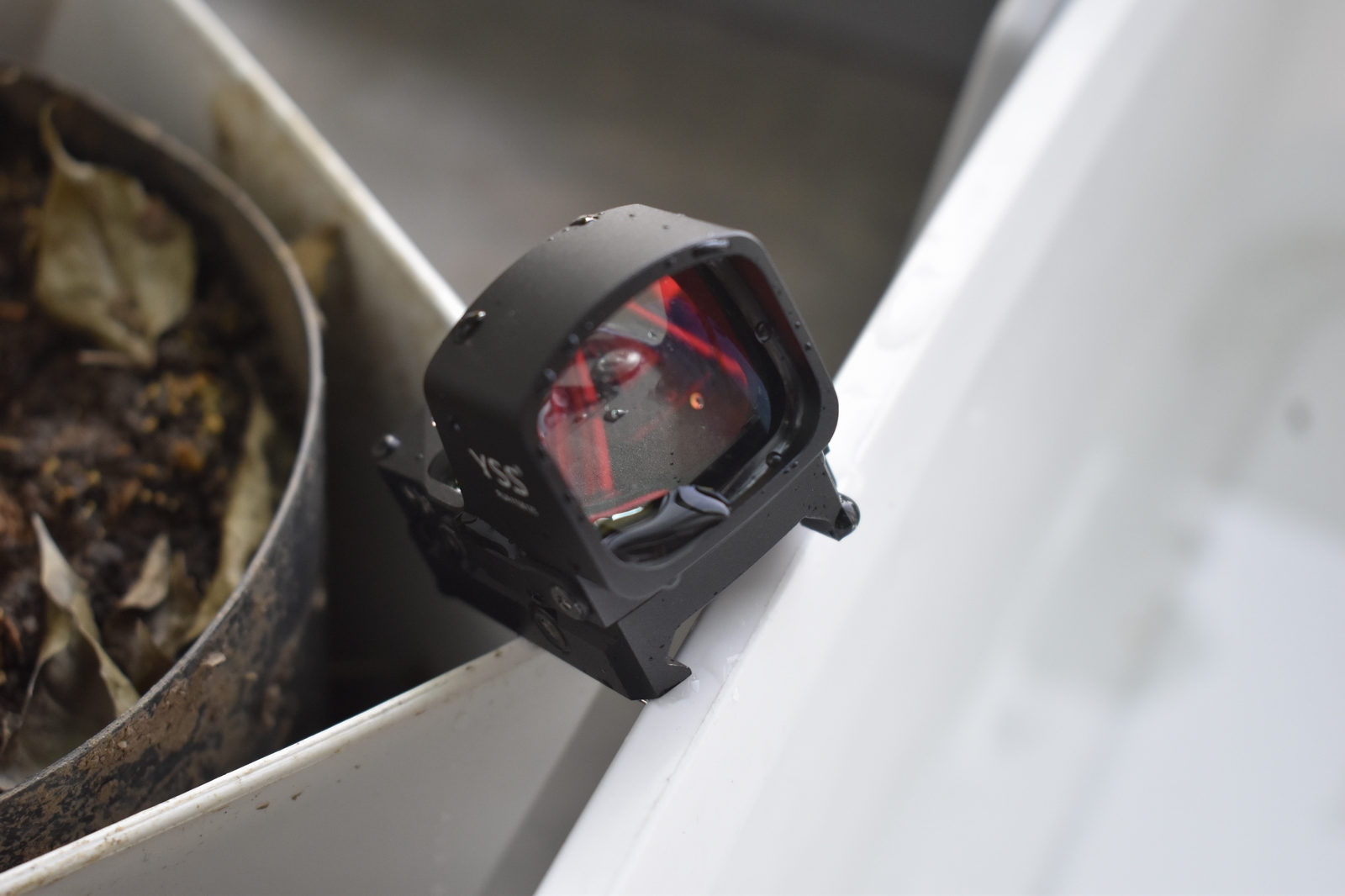 Aimed at target audiences such as shooting enthusiasts, hunters and military and police personnel, the promotional copy describes in detail the outstanding features of the YSS 3 MOA 26×23 - mm Red Dot...