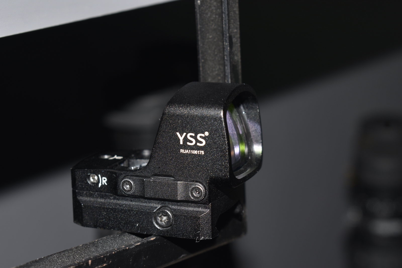 This copy opens with a strong appeal to lock the shooting enthusiasts, hunters, military and police personnel of the three core audiences, and then around the scope's accuracy, durability, optical per...