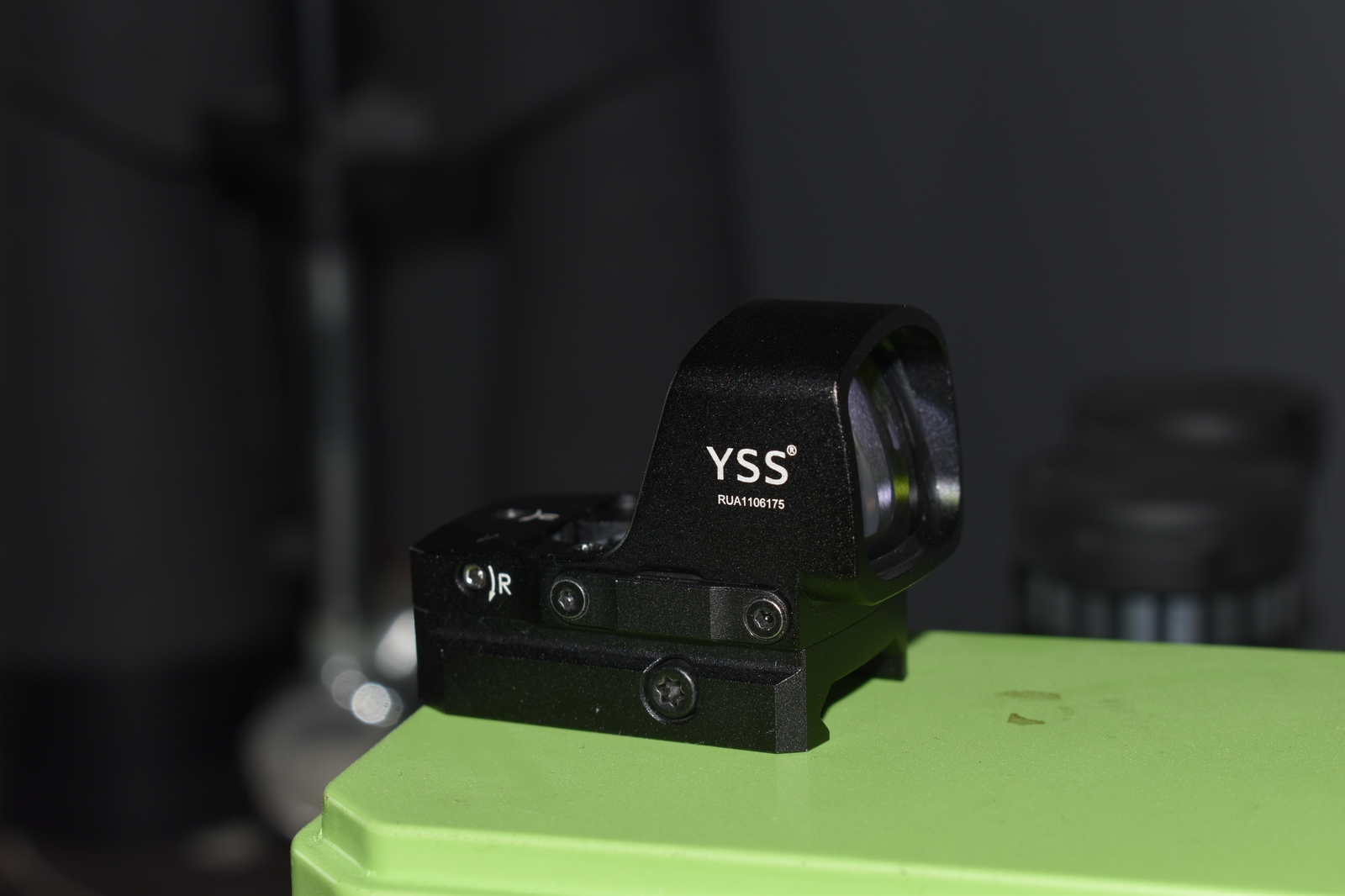 The opening paragraph attracts the target audience, succinctly and clearly explains the advantages of the scope in terms of accuracy, durability, optical performance, and applicable scenarios, emphasi...