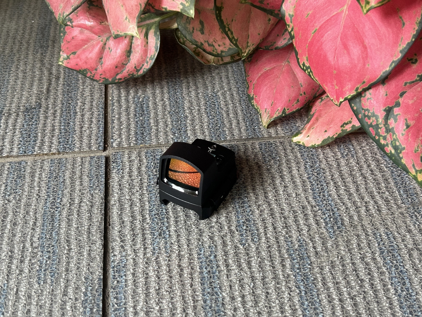  Aiming at potential customers such as shooting, hunting, military and police, the text comprehensively describes the advantages of YSS 3 MOA Red Dot Sight from the dimensions of lens performance, aim...