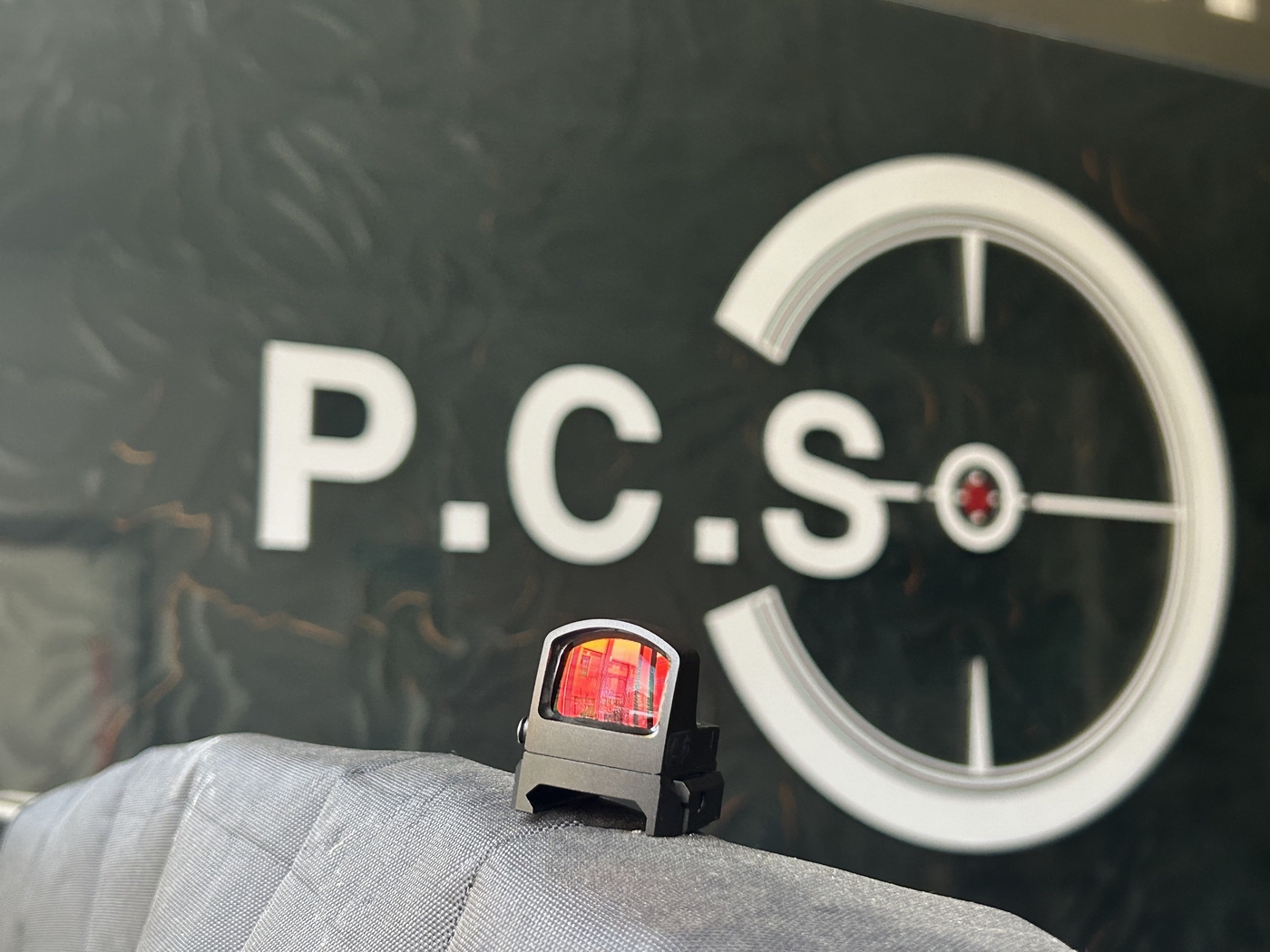  Aimed at target groups such as competitive shooters, hunting professionals, military and police personnel, the text demonstrates the advantages of YSS 3 MOA Red Dot Sight from the aspects of lens per...