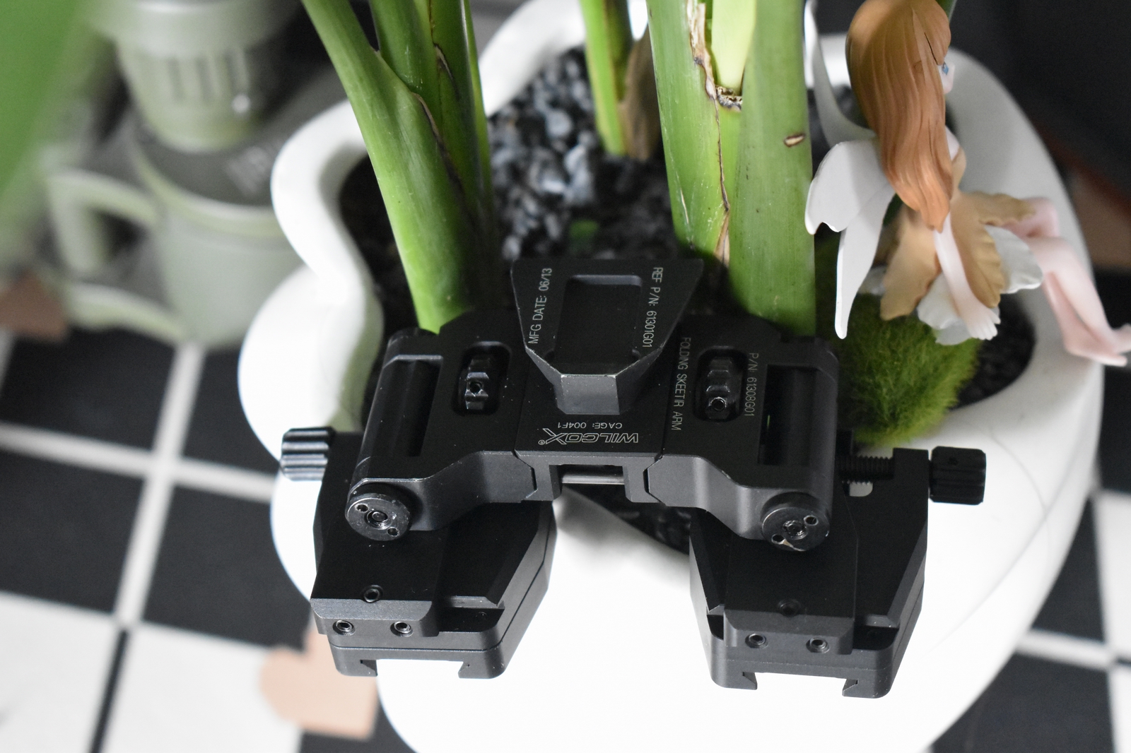 The PVS-14 binocular bridge is made of 6061-T6 aluminum and mounts to a tactical helmet with the aid of an L4G24 mount. It allows the unit to be switched between single and double barrel modes for eas...