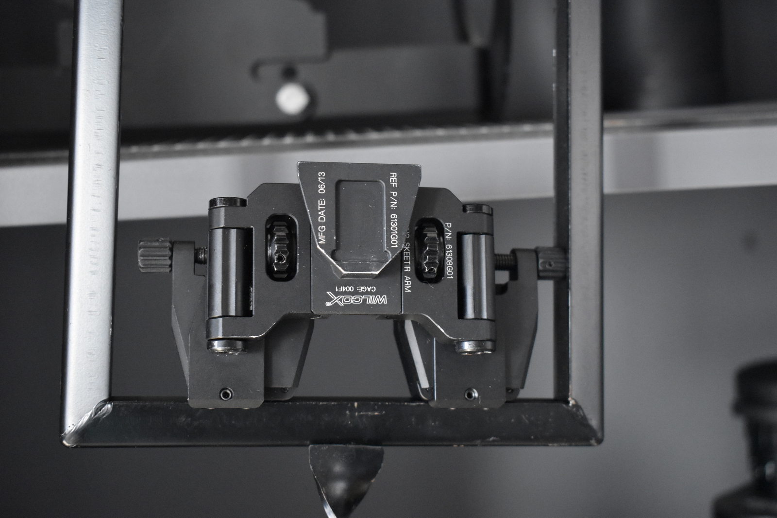 The PVS-14 binocular bridge is made of 6061-T6 aluminum and can be easily mounted on a tactical helmet with the help of the L4G24 mount. The PVS-14 binocular bridge supports the free switching of the ...