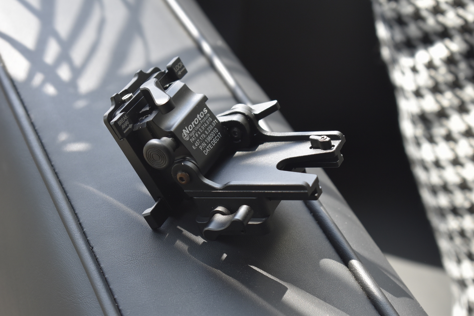 The Norotos LoSto Force-To-Overcome helmet mount is made of aircraft-grade aluminum alloy with an anodized finish. It is lightweight, small in size, rich in adjustment functions, and compatible with m...